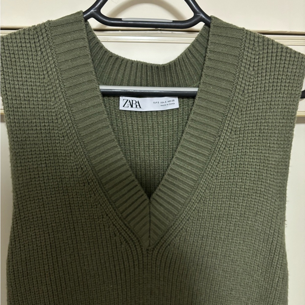 Zara Men's Green V-Neck Sweater Vest